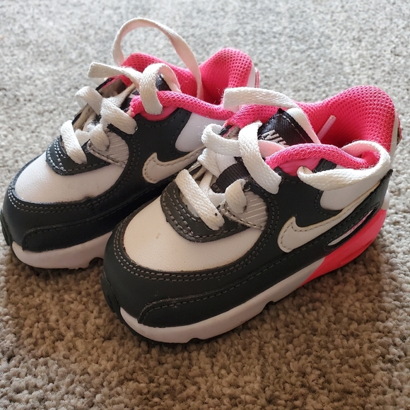 Toddler girls Nike walking shoes - Picture 1 of 2